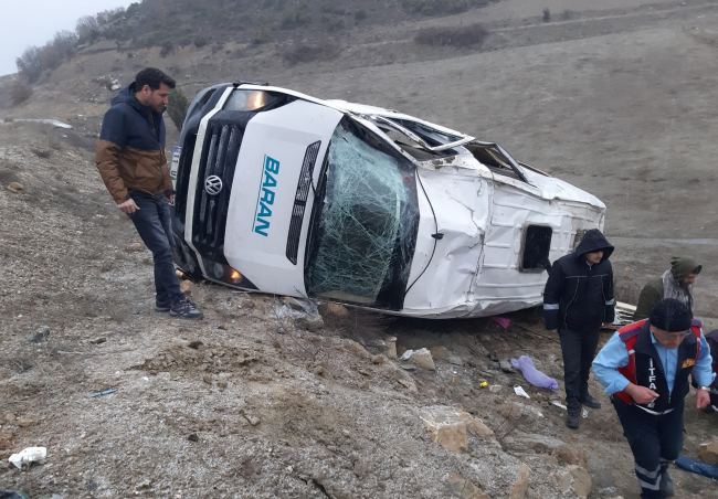 Bilecik'te işçi servisi devrildi: 6 yaralı